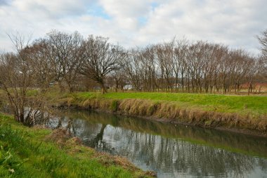 Sonbahar mevsiminde köy kanalı manzarası