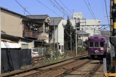 Eski evlerin arasından hızla geçen eski tren. 