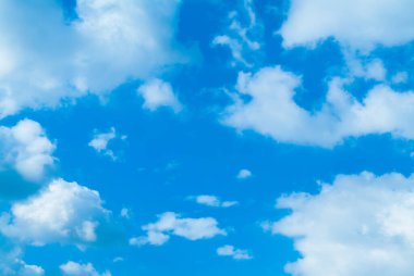 Bulutlu mavi gökyüzü, atmosfer bulutlu