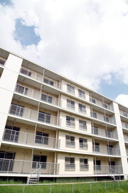 Birden fazla balkon ve penceresi olan modern bir apartman.