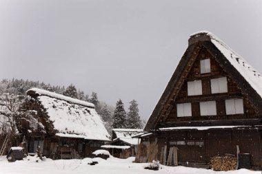 Japonya 'da kış mevsiminde geleneksel Japon Shirakawa köyü. Unesco Dünya Mirası