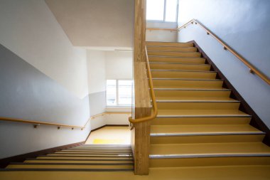 Modern sarı merdiven bina koridorunda.