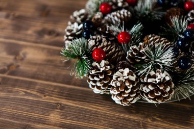 Ahşap arka planda Noel çelengi. yeni yıl konsepti.