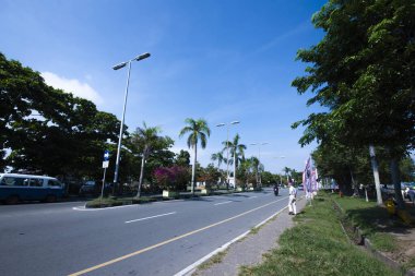 Tatmin edici görsel ritim, cadde boyunca binaların yinelenen formları tarafından oluşturulur.