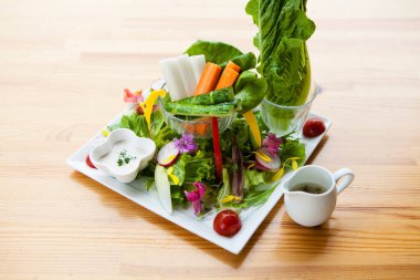 Taze bahar sebzeleri ve bitkiler masada. 