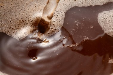 Arka planda köpüklü kahve, kapat.