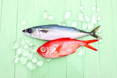 Pazardaki ahşap arka planda taze deniz ürünleri