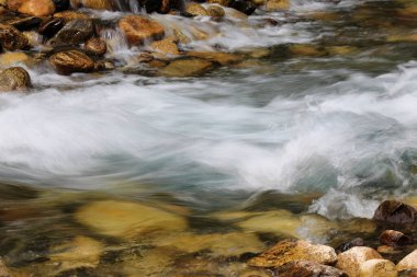 Kayalarla dolu güzel bir dere manzarası.