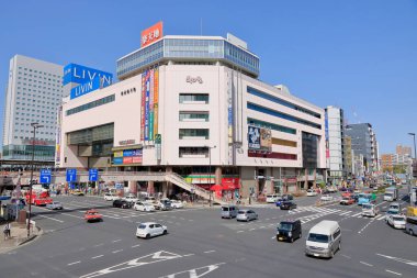 Tokyo, Japonya 'da caddelerde binaların önünden geçen bir kalabalık..
