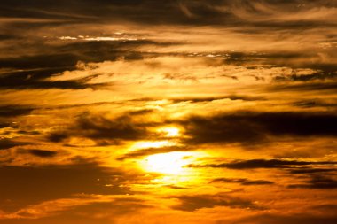 Gölün üzerinde güzel bir gün batımı 