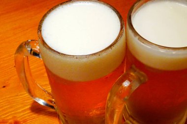 Restoranda köpüklü bira bardakları.