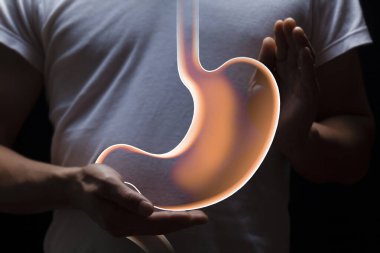 Karnını karnının önünde tutan bir adam.