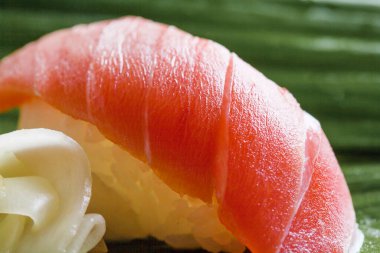 Japon suşisi, yakın çekim. Asya deniz ürünleri