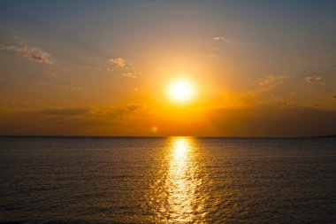 Denizin üzerinde güzel bir gün batımı