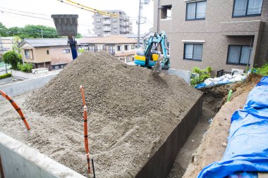 İnşaat alanında kazı yapan kazıcının yakın görüntüsü