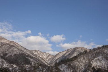 Güzel kış manzarası kar ve dağ ile