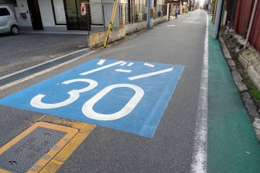Sessiz şehir caddesinde mavi hız sınırı işaretlemesi