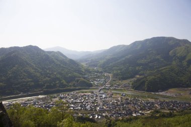 Vadideki şehir ve sabahları manzaralı dağlarla dolu güzel bir manzara.               