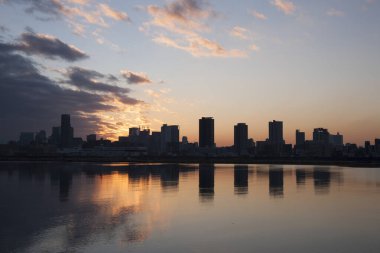 Limanda ve şehrin ufuk çizgisinde güzel bir gün batımı