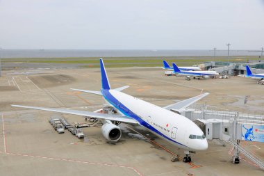 Tokyo Uluslararası Havaalanı olarak da bilinen Haneda Havaalanı Terminali 1 'deki yolcu uçakları. Japonya 