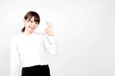 Beyaz gömlekli güzel Asyalı iş kadınının portresi.