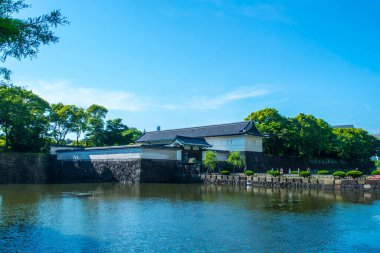 Temiz Mavi Gök Altında Tarihi Japon Kalesi Duvarları ve Hendeği