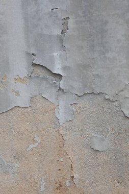 Çatlak ve soyulmuş boyanmış eski beton duvar, arka plan