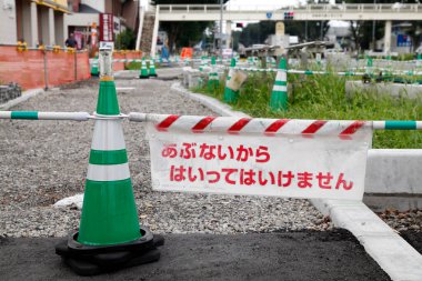 Trafik konileri ve uyarı bantlarını gösteren inşaat alanı