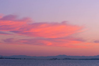 Gölün üzerinde güzel bir gün batımı 