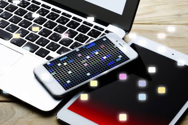 Tablet, akıllı telefon ve dizüstü bilgisayar gibi yaratıcı ofis araçlarının üst görünümü