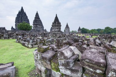 Prambanan, Endonezya 'nın güneyindeki Yogyakarta Özel Bölgesi' nde bulunan 9. yüzyıl Hindu tapınağı yerleşkesi, Trimrti 'ye adanmış, Tanrı' nın Yaratıcı (Brahma), Koruyucu (Vishnu) ve Yok Edici (Shiva) olarak adanmıştır.)