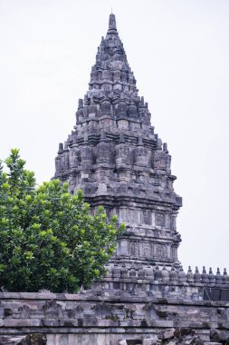 Endonezya 'nın güneyindeki Yogyakarta Özel Bölgesi' ndeki Prambanan Hindu tapınağı yerleşkesi, Trimurti 'ye adanmış, Tanrı' nın Yaratıcı (Brahma), Koruyucu (Vishnu) ve Yok Edici (Shiva) ifadesine adanmıştır.)