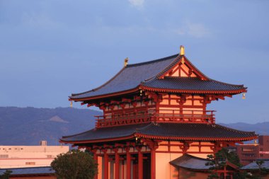 Güzel antik Japon tapınağının manzaralı görüntüsü.