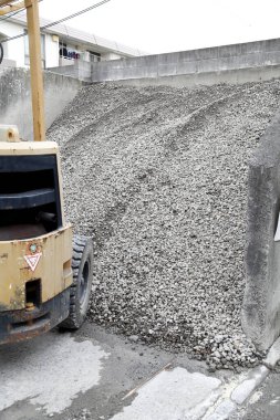 İnşaat alanı çakıl ve makine yığınlarını gösteriyor