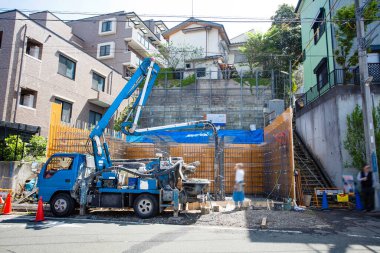 İnşaat alanı manzarası. Tokyo, Japonya 'da bir apartman inşaatı