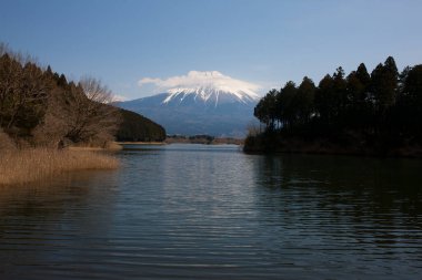 Fuji Dağı Japonya 'daki göl manzarası