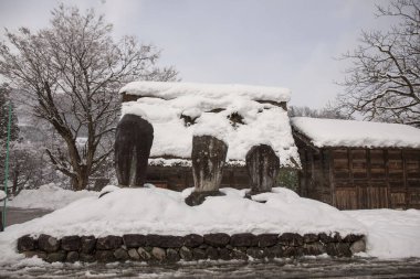 Japonya 'da kış mevsiminde geleneksel Japon Shirakawa köyü. Unesco Dünya Mirası
