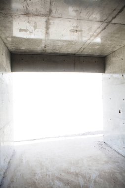 Apartman yapım aşamasında. Ev betondan inşa ediliyor.