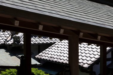 Geleneksel binaların çatıları ahşap yapının içinden görülüyor.