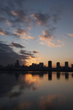 Limanda ve şehrin ufuk çizgisinde güzel bir gün batımı