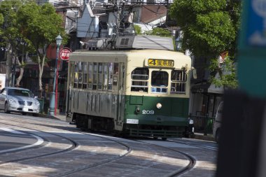 Şehirdeki tramvayla geçen sokak fotoğrafı. 