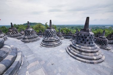 Endonezya 'daki Java adasındaki Borobudur tapınağı kompleksinin üst terasları