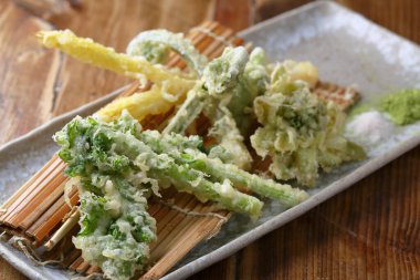 Tabakta taze deniz ürünleri, Japon mutfağı konsepti, yakın çekim. 