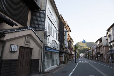 Dağlara yakın eski evler, gündüz manzarası