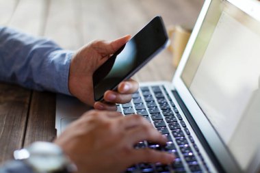 Siyah cep telefonu, kopya alanı olan cep telefonu, ders için beyaz boş ekran. İletişim, insan iletişimi, teknoloji elektronik aygıtı.