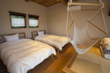 Çağdaş otel odasının iç tarafının yakın çekimi..