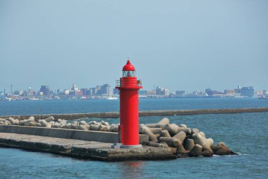 Deniz kıyısındaki kırmızı fener manzarası 