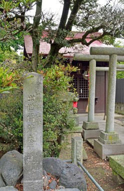 Güzel antik Japon tapınağının manzaralı görüntüsü.