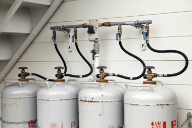 Yakıt dolu dört depo. 