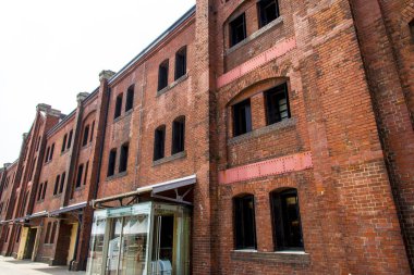 Eski kırmızı tuğlalı bina dış görünüşü. 